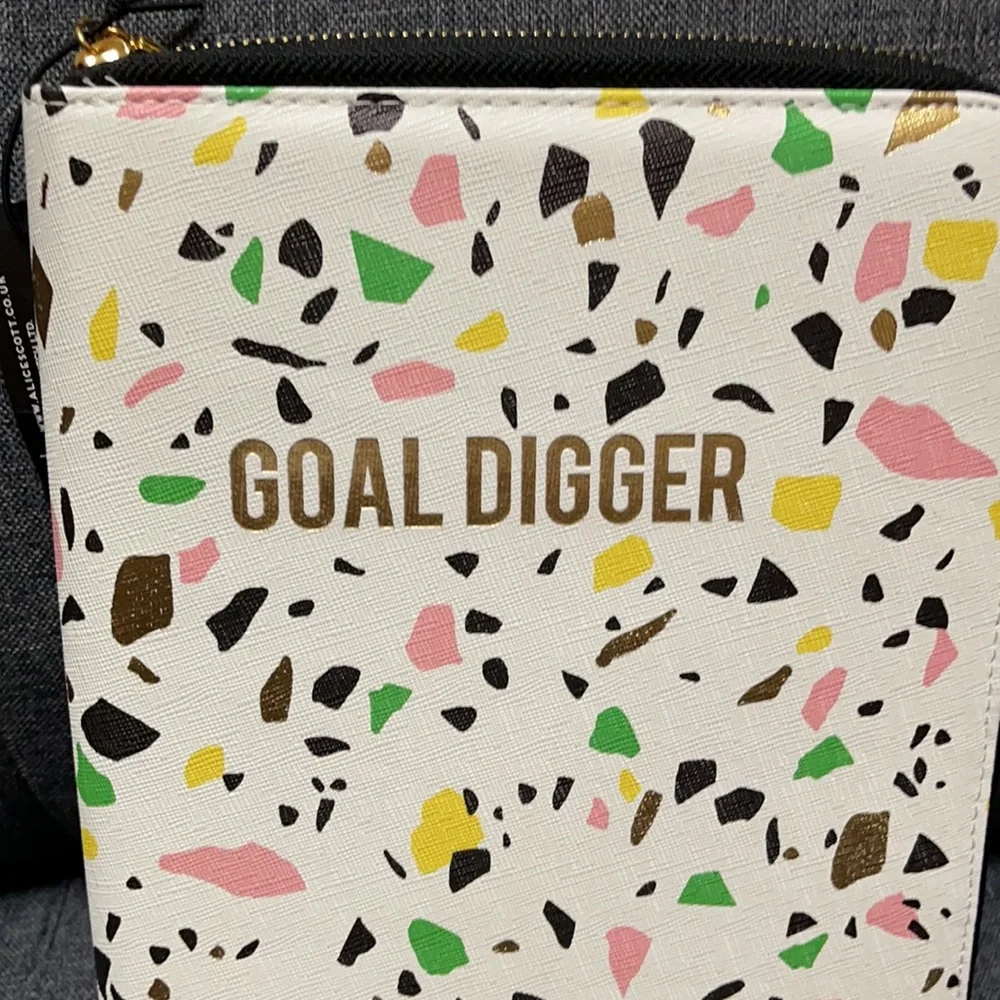 Alice Scott Goal Digger Folio